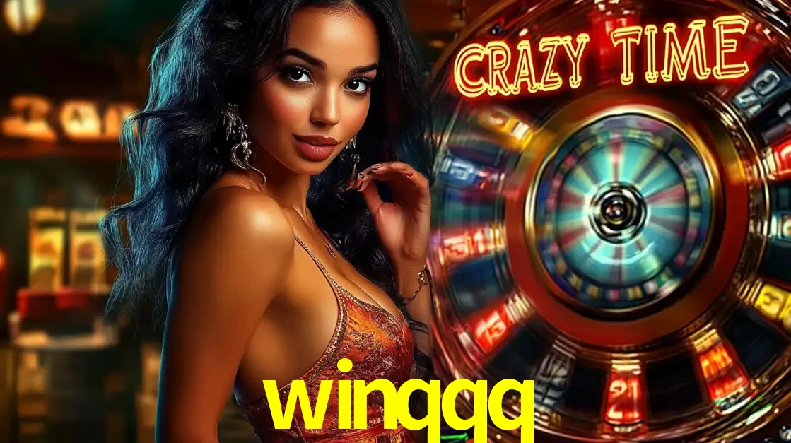 Mulher elegante ao lado da vibrante roda da fortuna do jogo de cassino ao vivo Crazy Time, um dos game shows mais populares e cheios de prêmios do winqqq.